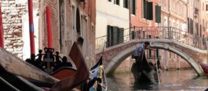 Romantischer Spaziergang über die Brücken von Venedig