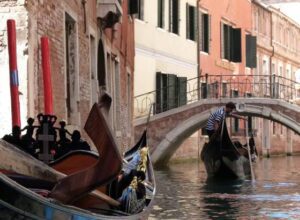 Romantischer Spaziergang über die Brücken von Venedig
